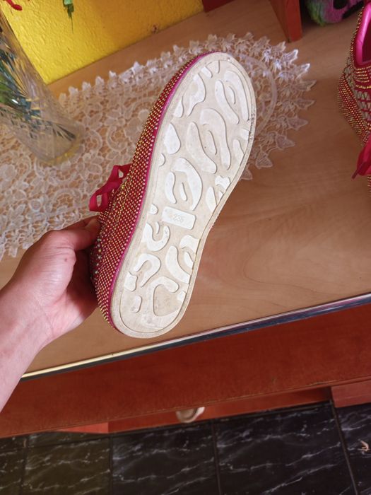 Vând adidasi că noi