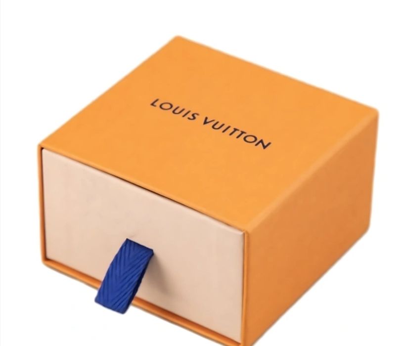 Подаръчни кутии и торбички Louis Vuitton Кутия