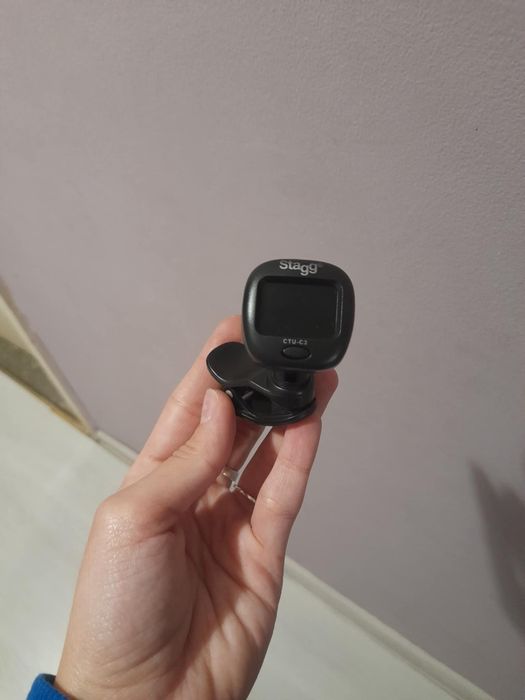 Продавам китара,калъф,тунер,столче.