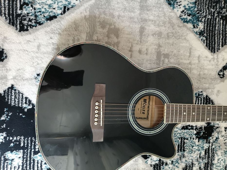 Gitara sotiladi holati yangi chexollati bn birga