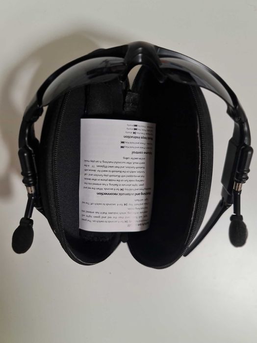 Ochelari de soare cu căști audio prin Bluetooth si toc