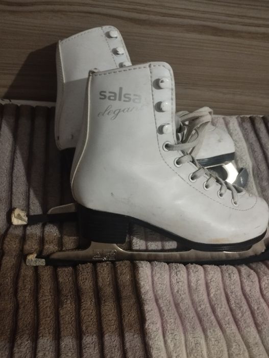 Коньки фигурные продаю