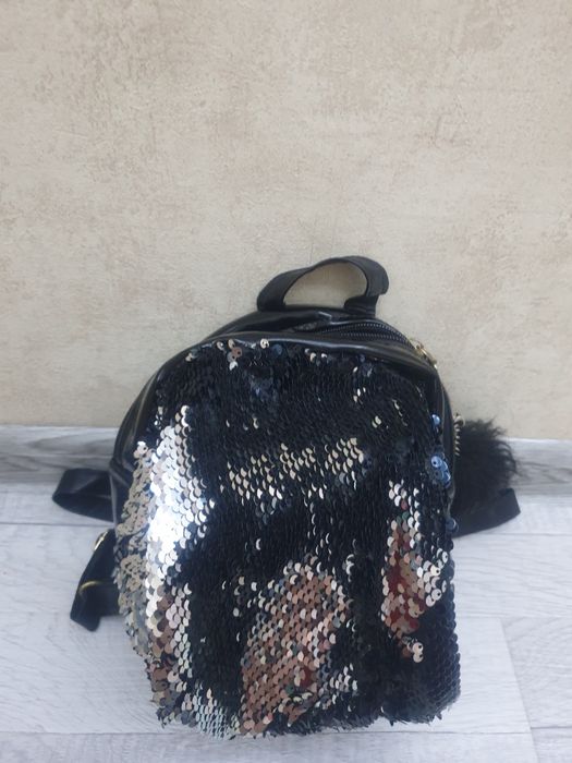 Продаются разные сумочки.