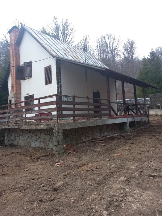 Vand 2 cabane la munte