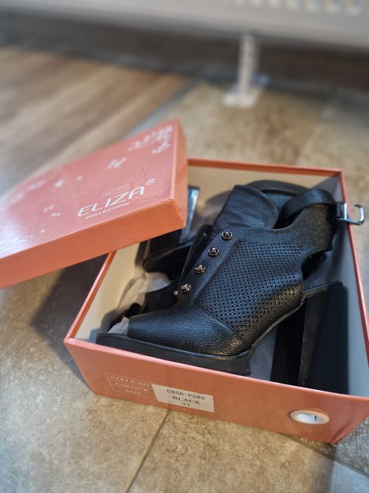 Сандали с дебел ток