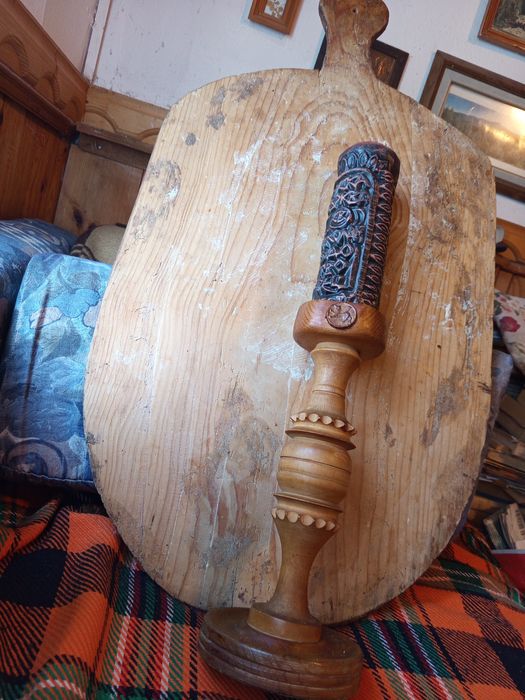 Уникален дървен свещник с голяма и дебела свещ!