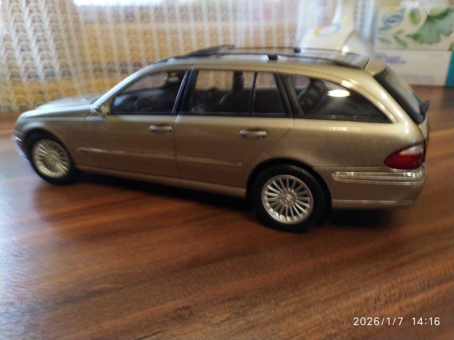 1:18 Метален модел на Mercedes Benz E320 T-Modell S211- Kyosho