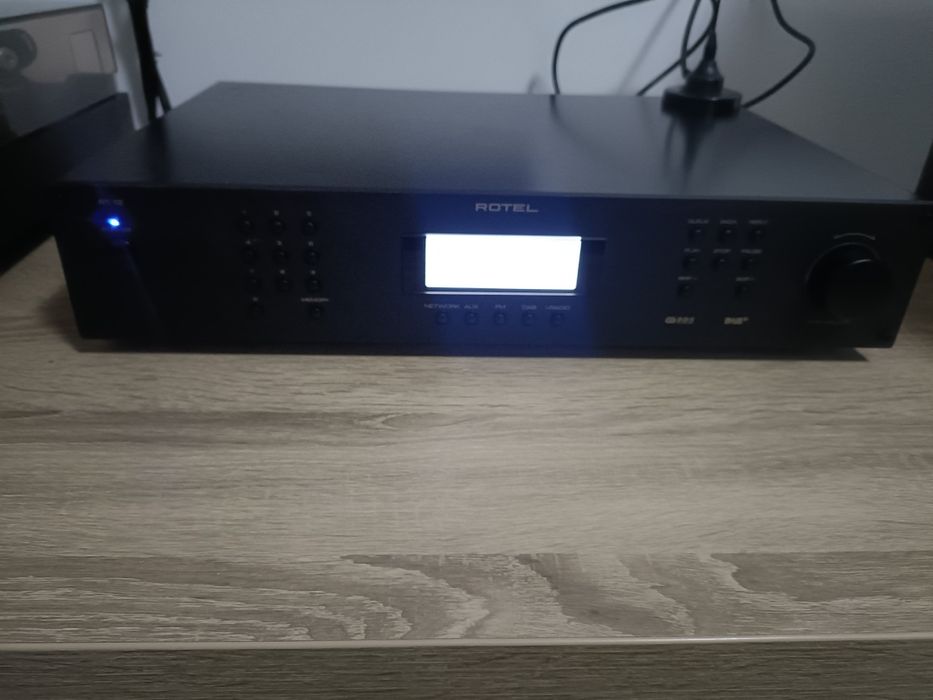 Rotel RT 12, DAC audio, tuner FM, DAB și internet radio