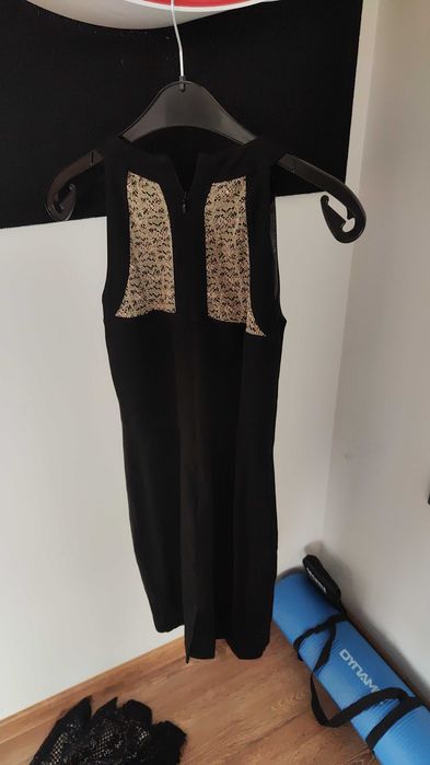 Рокля с ефектен гръб