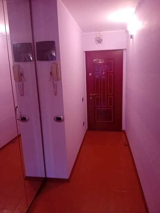 Închiriez apartament 3 camere decomandate  cu loc de parcare .