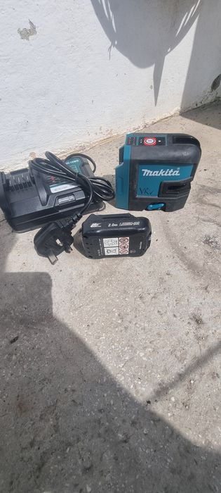Nivela laser Makita cu baterie si incarcator