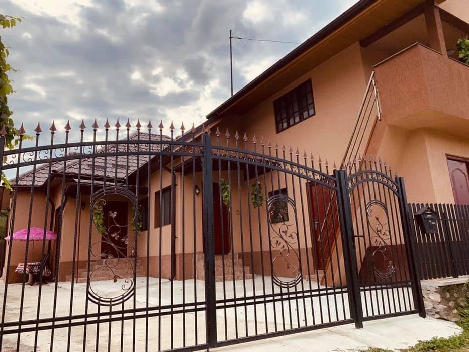 Inchiriez casa de Crăciun/Revelion