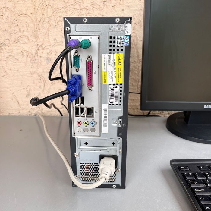 Мини компьютер монитор клавиатура мыш