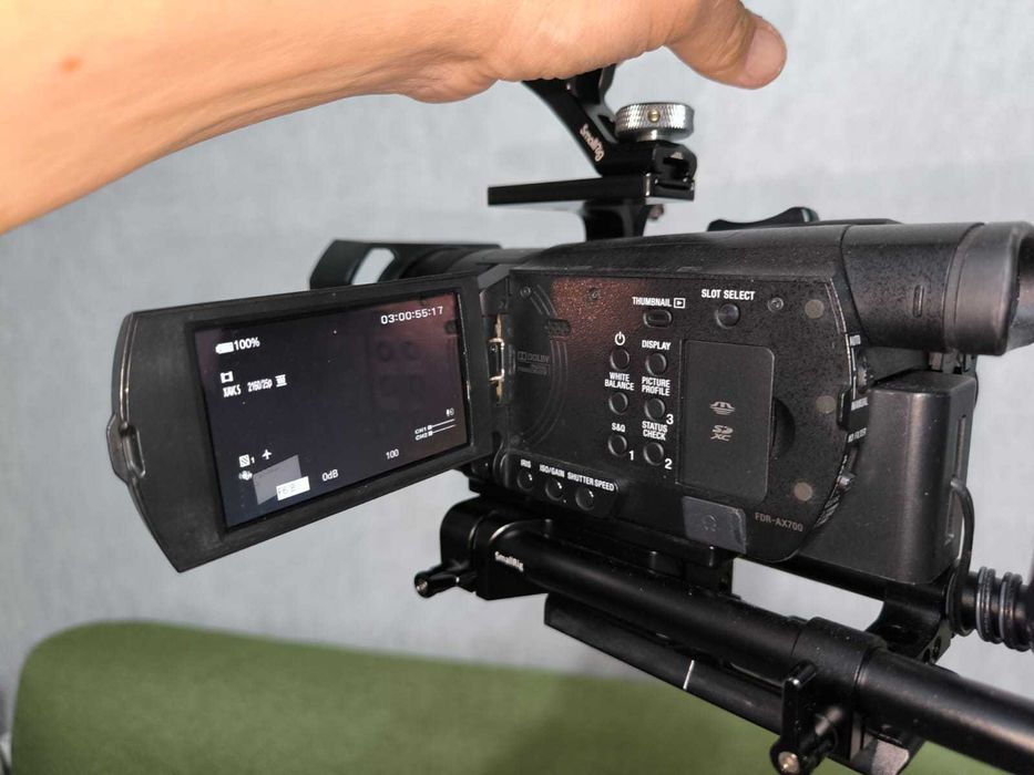 продам видеокамеру sony AX 700