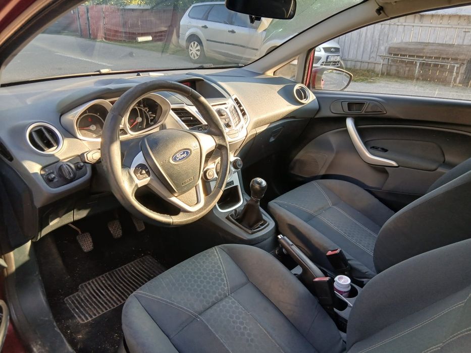 Vând Ford Fiesta