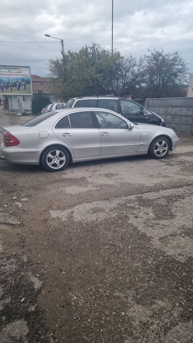 Vând Mercedes E class