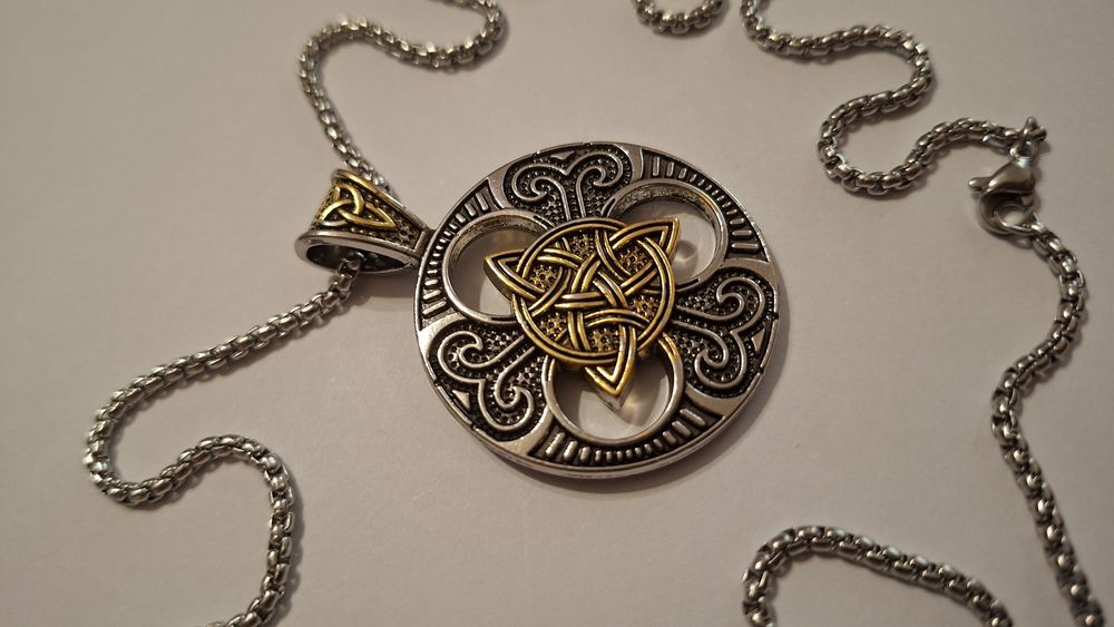 Pandantiv nod celtic.