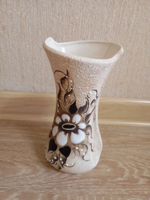 Продам  красивые вазы . Цена 2500 тг.