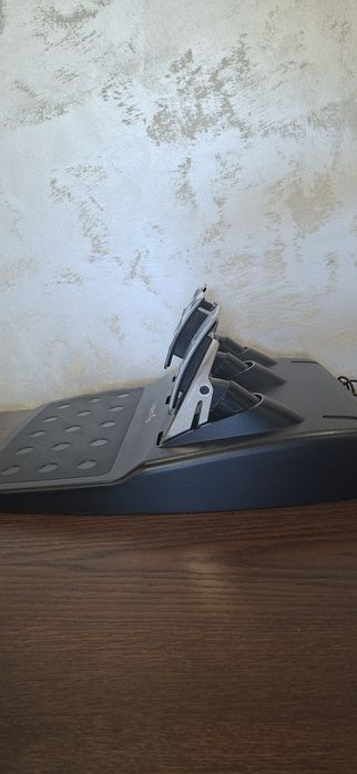 Волан Logitech G29 със скоростен лост и педали