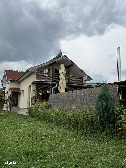 Casă cu 4 camere, teren de 1600mp