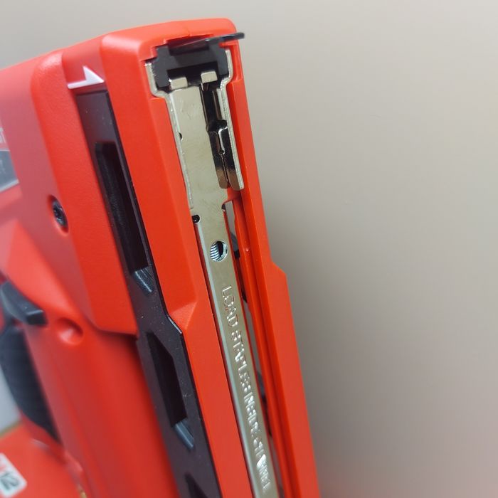 Нов акумулаторен такер Milwaukee M12 BST-0