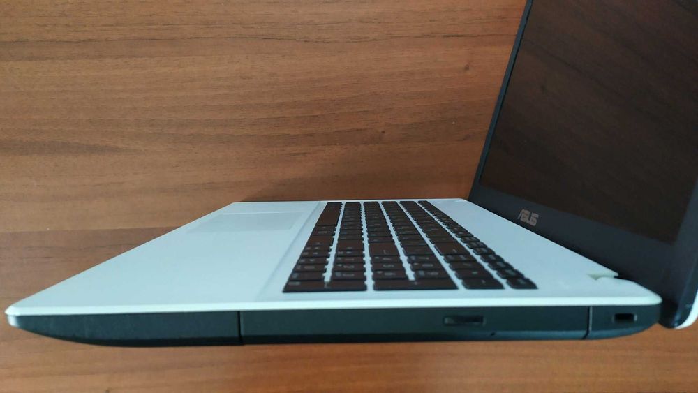 Чудесен Лаптоп ASUS в Отлично състояние отлично работещ 15,6 инча