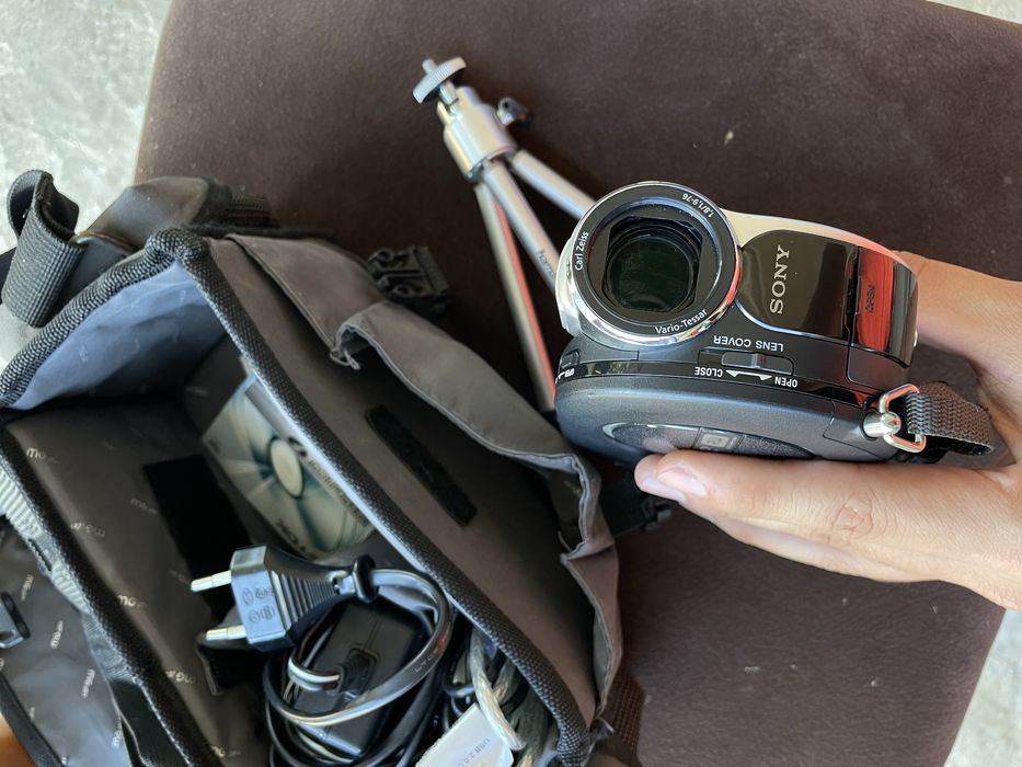 Cameră video Sony Handycam DCR-DVD106 + Geantă, Trepied și Cabluri