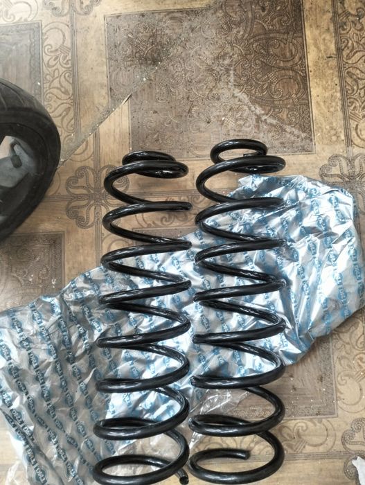 Продам пружину пассат б3 задний Гольф