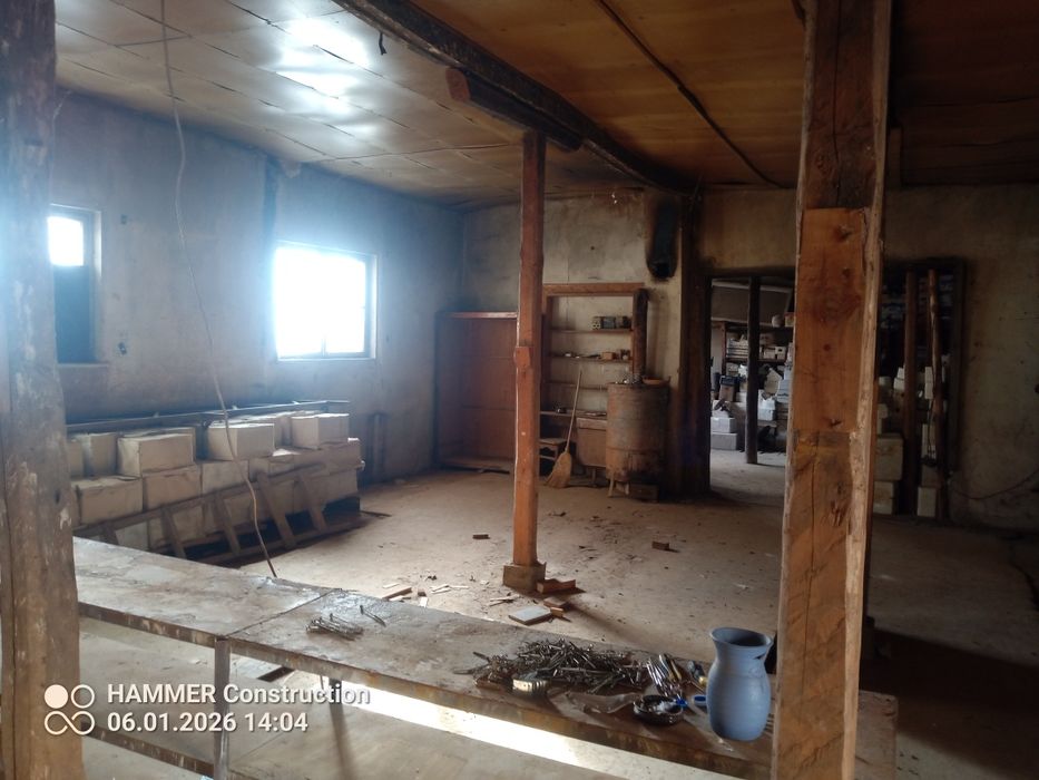 Продава се промишлено помещение / склад