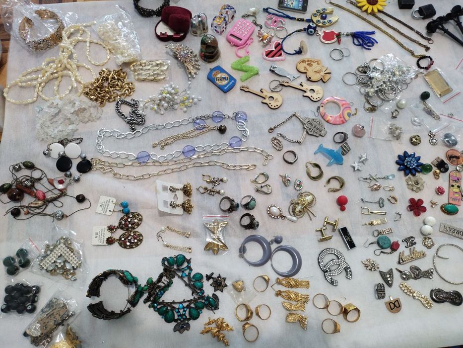 Разные безделушки бижутерия