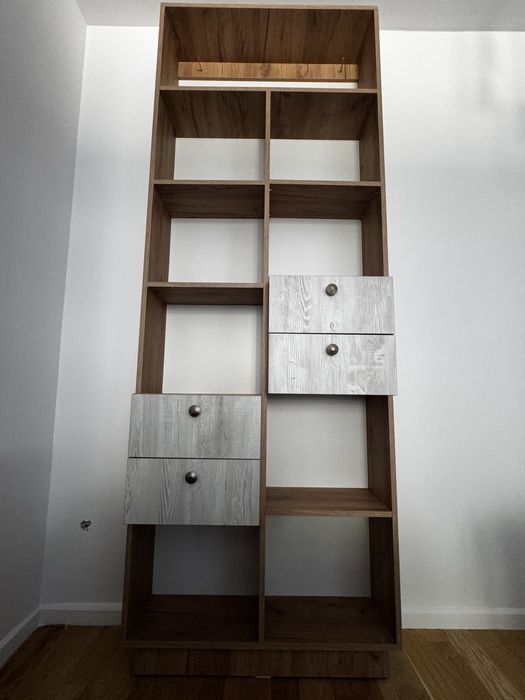 Copr de mobilier cu sertare si rafturi