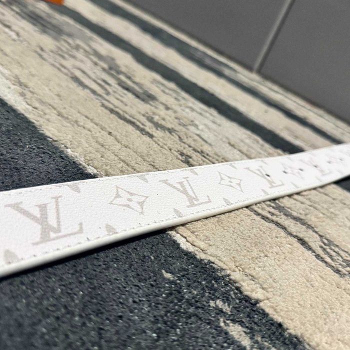 Curea Louis Vuitton Monogram LV Albă, din Piele Texturată