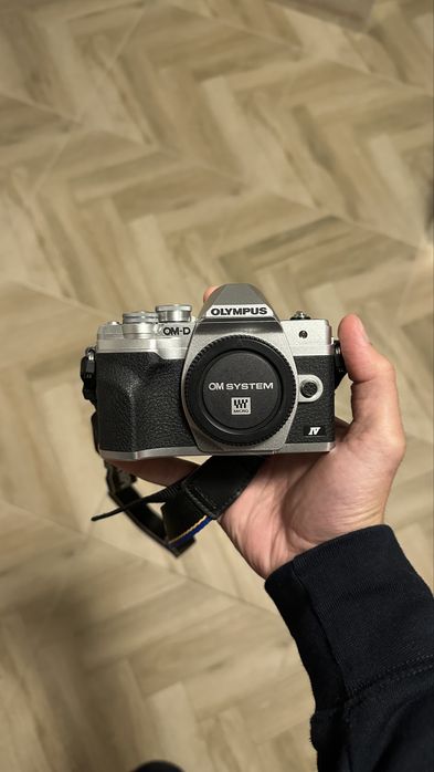 Olympus OM-D E-M10 Mark IV сребрист