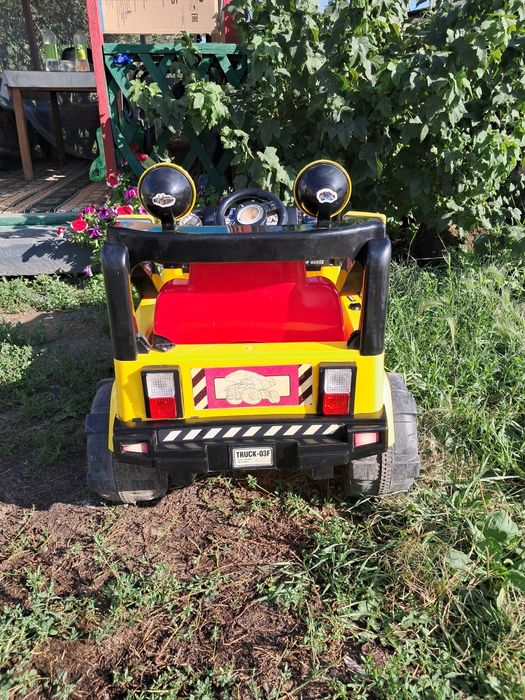 Машинка на аккумуляторе продам