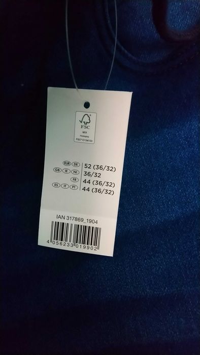 Дънки нови с еластичност .