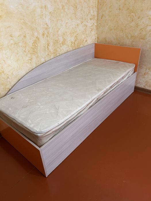 кровать,шкаф.