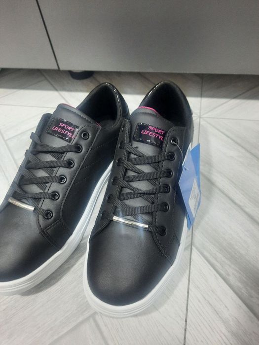 Продам женские кроссовки
