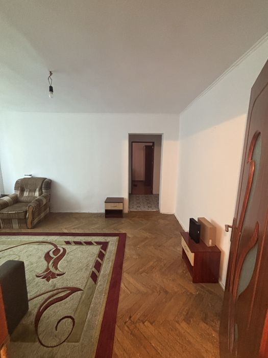 De vânzare apartament compus din  - 3 camere  - balcon închis complet  - bucătărie închisă  - centrala proprie ( gaz ) - semi mobilat  Info 0732871708