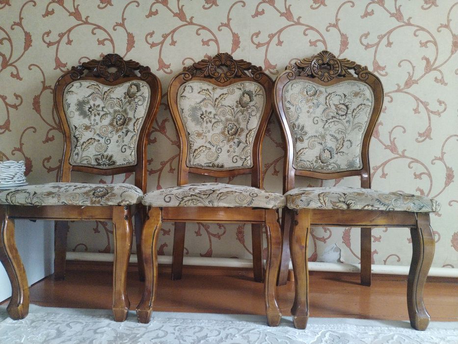 Продаются стулья. Состояние хорошее, требуется ремонт ножек.