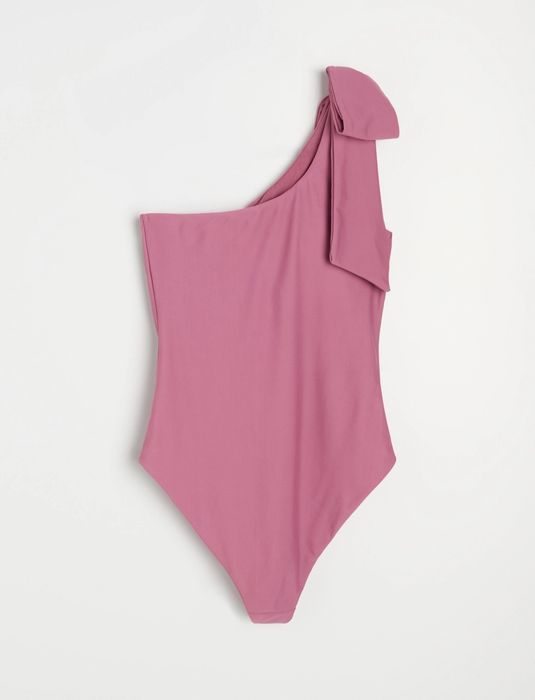 Цял бански на едно рамо с декоративна панделка