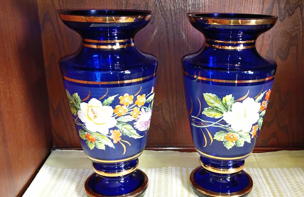 Чешские вазы из кобальтового стекла с росписью