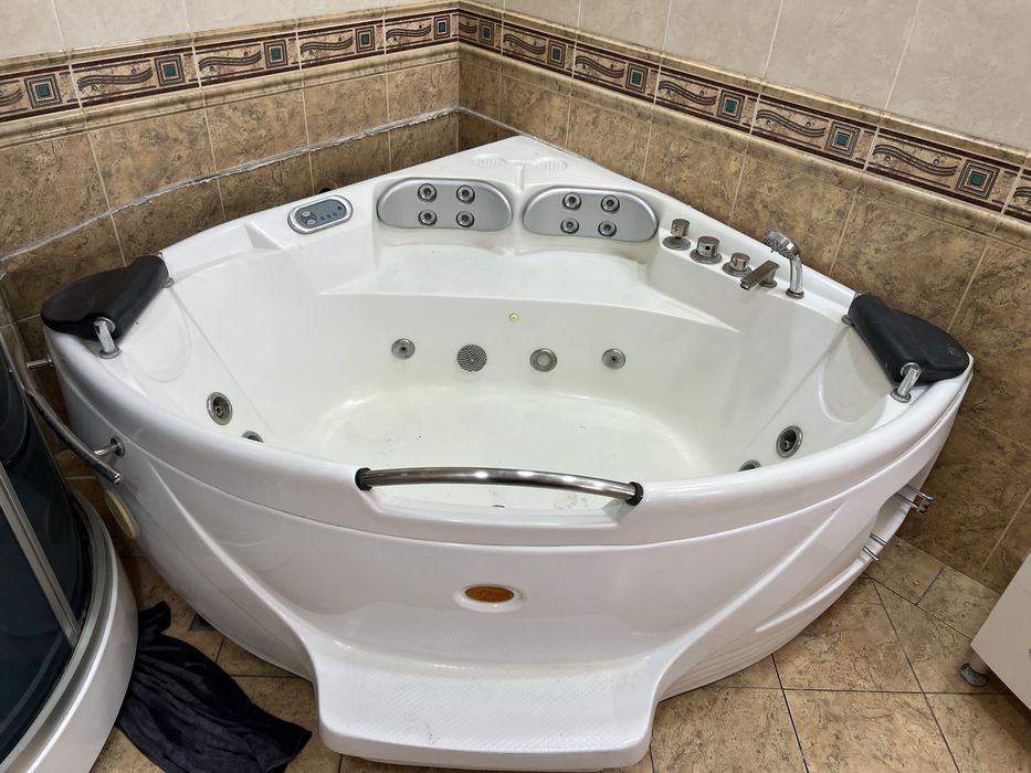 Душевая кабина + джакузи в идеале! Всё в рабочем состоянии!