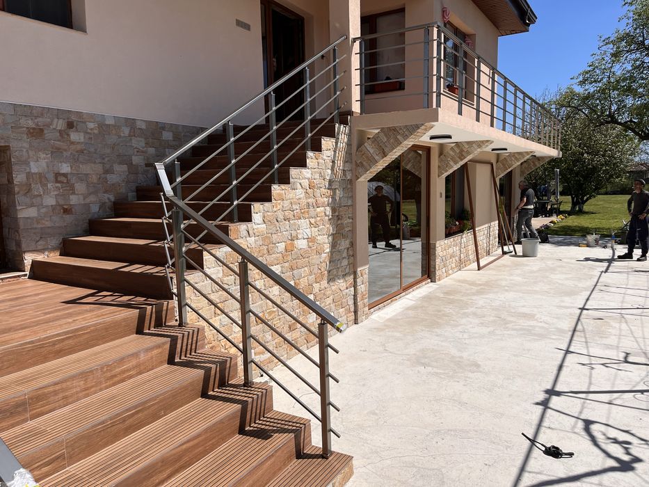 Алуминиеви и стъклени парапети