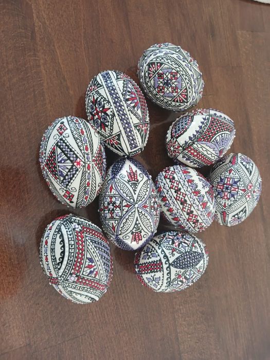 Ouă încondeiate naturale și de lemn