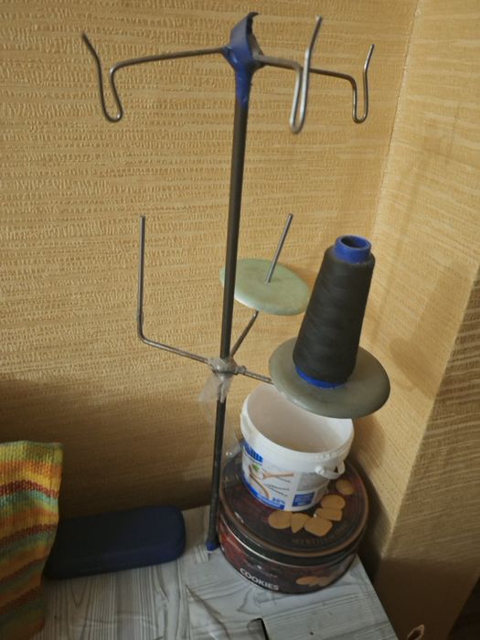 Профессиональный оверлок со столом