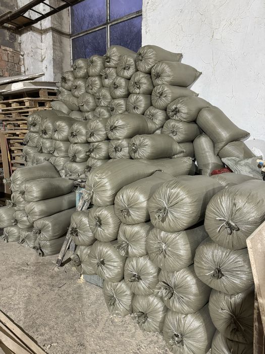 Опилки в мешках.