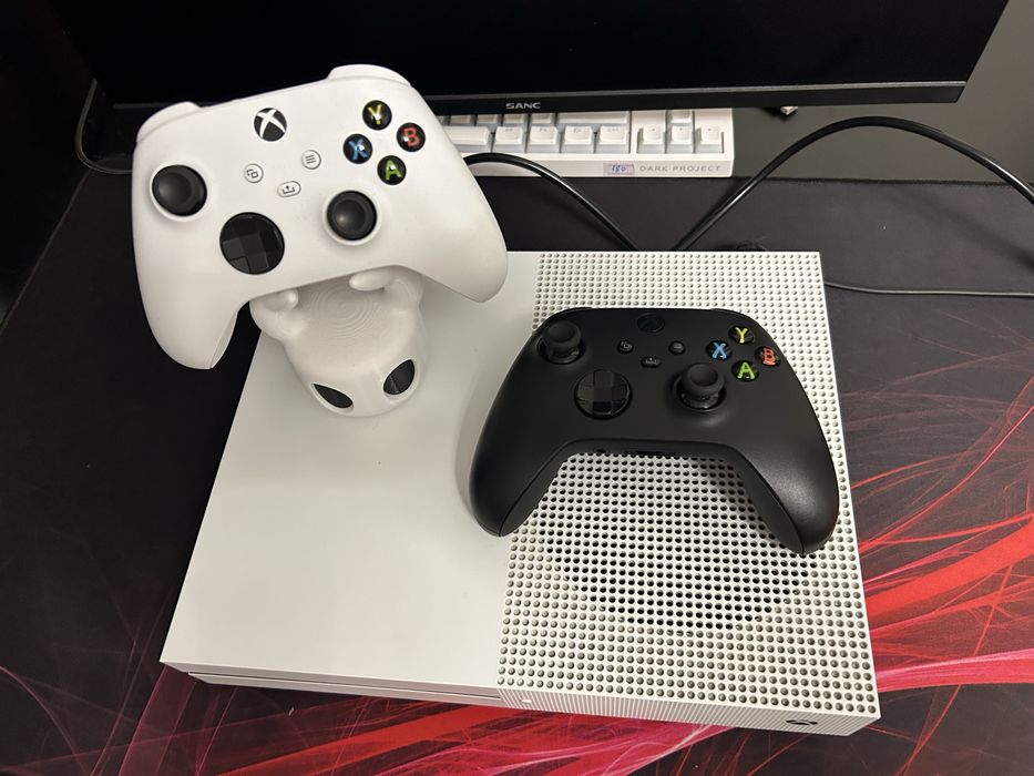 Xbox one s 1TB с подпиской