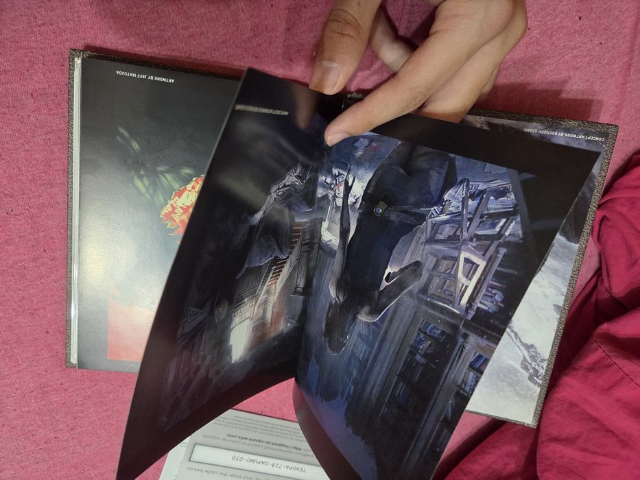 Vând joc Rise of The Tomb Raider ediție specială cu artbook pentru ps4