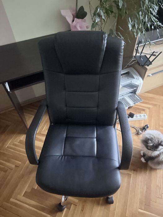 Бюро, кожен стол и сгъваема кожена табуретка