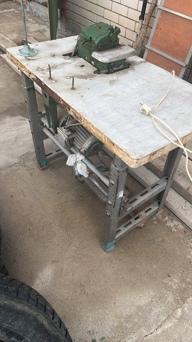 Продам оверлок машинку (советский)